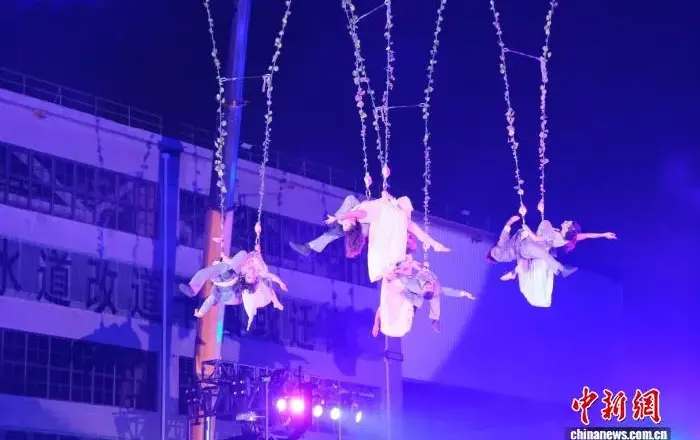 西班牙高空音乐舞剧《站台奇妙夜》“飞临”上海复兴岛