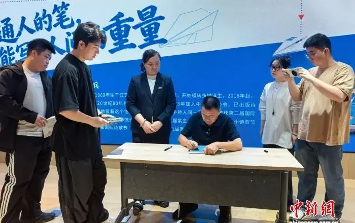 “外卖诗人”王计兵：普通人的笔，也能写下生活的重量