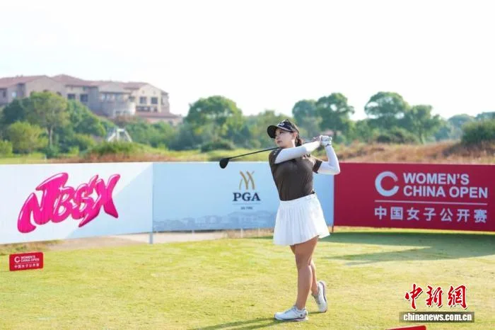 中国女子高尔夫球公开赛:石昱莉1杆优势领跑冲冠